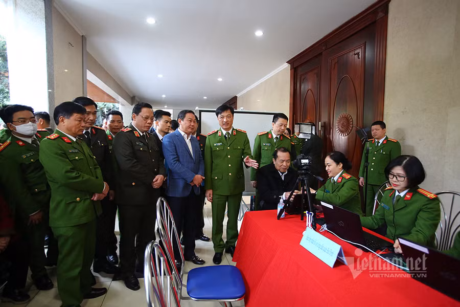 Công an Hà Nội chính thức cấp thẻ căn cước gắn chip cho công dân