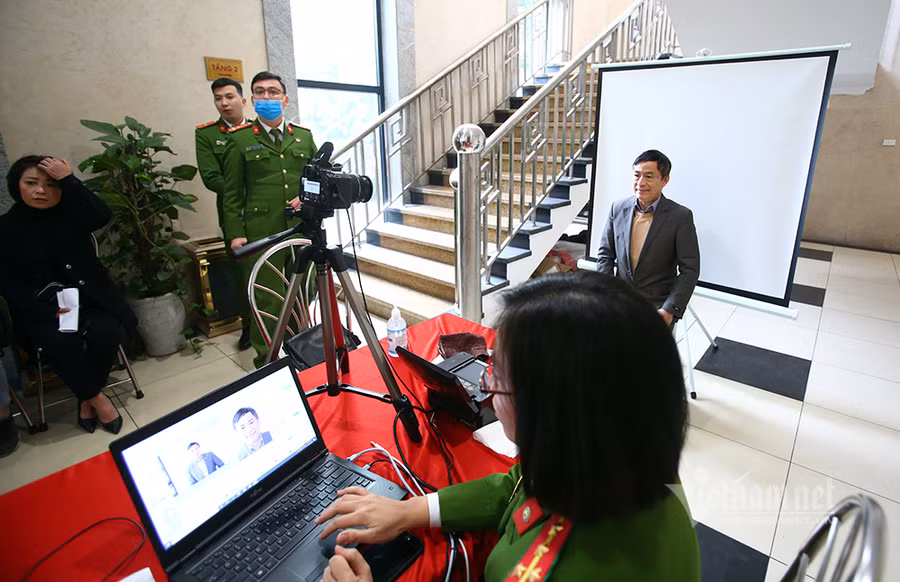 Công an Hà Nội chính thức cấp thẻ căn cước gắn chip cho công dân