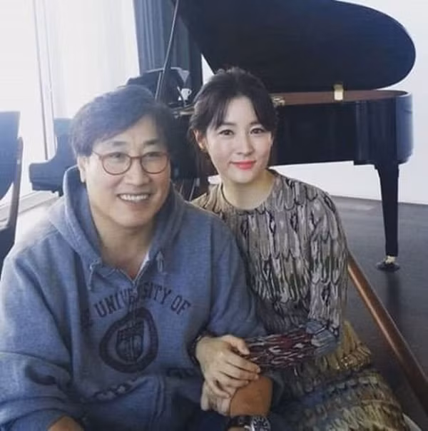 Dù chênh lệch 20 tuổi song cặp đôi vẫn rất xứng đôi. Ảnh hiếm của