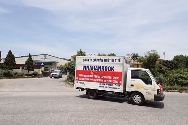 Lô hàng 500.000 bơm kim tiêm đầu tiên trong gói tài trợ đã được vận chuyển đến TP Hồ Chí Minh trong ngày 21/6 vừa qua. Lô hàng 500.000 bơm kim tiêm đầu tiên trong gói tài trợ đã được vận chuyển đến TP Hồ Chí Minh trong ngày 21/6 vừa qua.