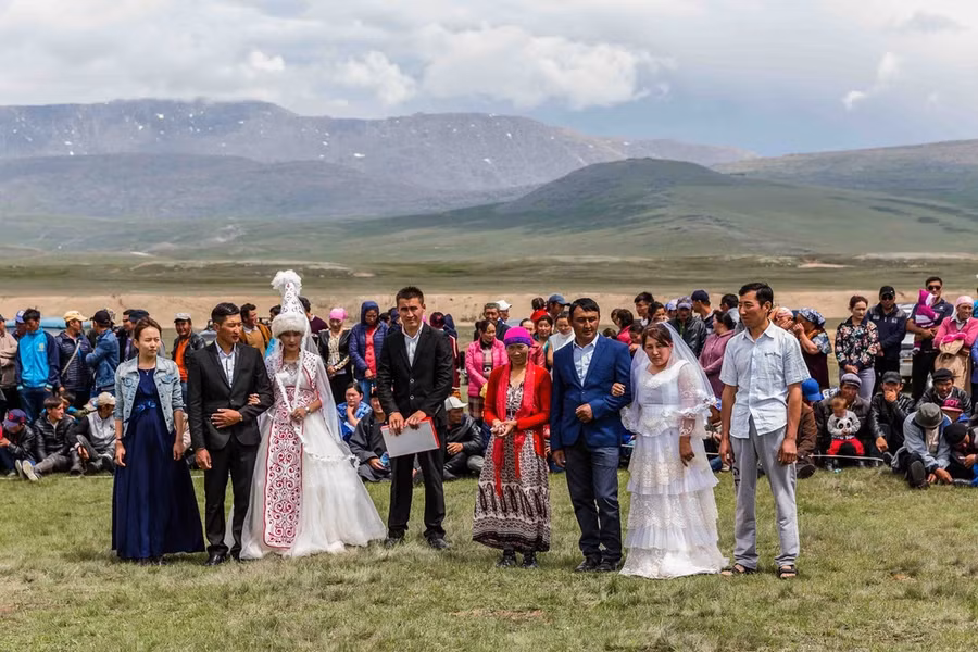 Đám cưới của người Kazakh được tổ chức ngoài trời. Một vài túp lều xung quanh là nơi phục vụ thức ăn cho hàng trăm khách mời. Trong đám cưới truyền thống của tộc người này, 2 cuộc thi đấu vật và đua ngựa sẽ được diễn ra. Đây là 2 kỹ năng được tôn sùng trong văn hóa Kazakh.