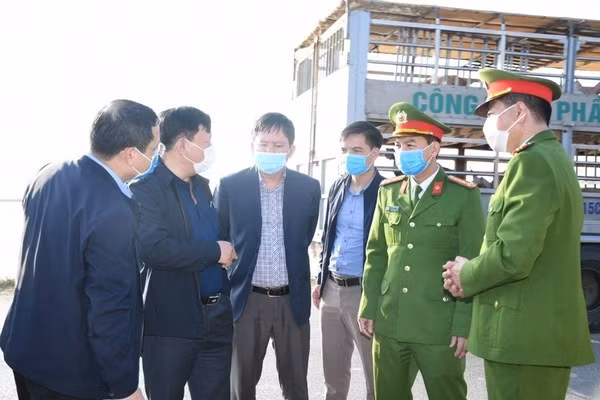 Lãnh đạo TP Hải Phòng kiểm tra các chốt kiểm soát chiều 6/2 Hải Phòng điều chỉnh quy định kiểm soát người ra vào thành phố