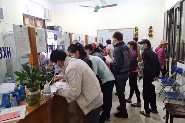 Người dân chen nhau đi xin giấy xác nhận ra vào TP Hải Phòng tại quận Hải An. Hải Phòng điều chỉnh quy định kiểm soát người ra vào thành phố