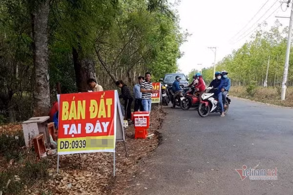 Thị trường bất động sản liên tục xuất hiện những cơn sốt đất “chết yểu” tại nhiều địa phương chỉ kéo dài trong khoảng 7-10 ngày rồi nhanh chóng "xì hơi" (Ảnh: Giới đầu tư đi ồ ạt đổ về huyện Hớn Quản săn đất vào trung tuần tháng 2 vừa qua tạo ra cơn sốt cục bộ kéo dài khoảng 10 ngày) Giá đất sôi sục khắp nơi, loạt địa phương mạnh tay ‘cắt cơn’ sốt ảo