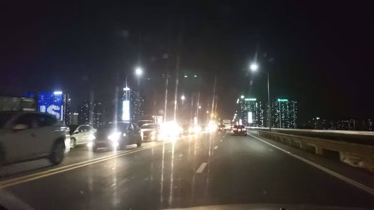 12h cao tốc Pháp vân vẫn rất đông phương tiện. 12h cao tốc Pháp vân vẫn rất đông phương tiện.
