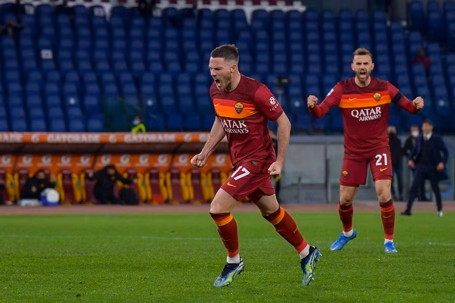 Thắng nghẹt thở Roma, Milan cho Juventus 