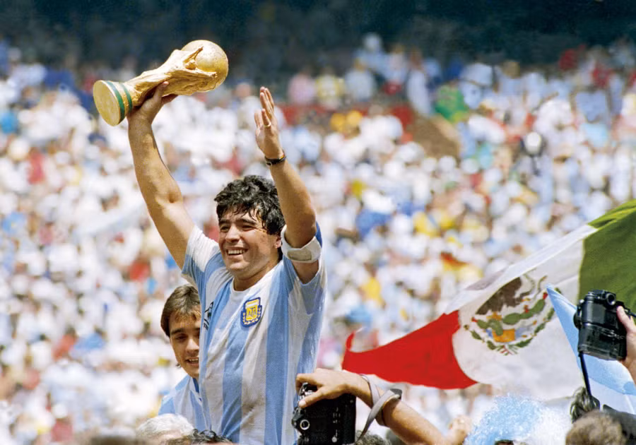 Diego Maradona cùng Argentina vô địch World Cup năm 1986