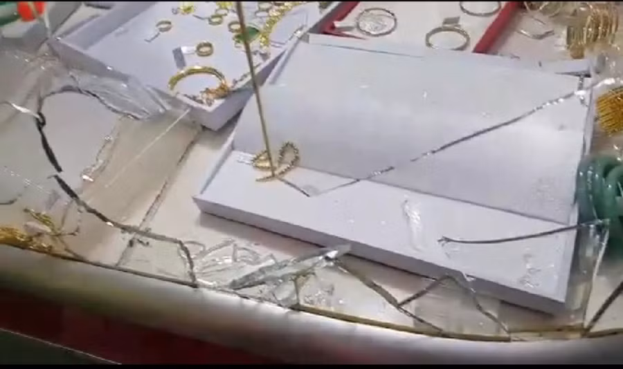 Nghi can dùng búa đập tủ kính lấy đi nhiều vàng, nữ trang (Ảnh: Báo Long An) Nghi can dùng búa đập tủ kính lấy đi nhiều vàng, nữ trang (Ảnh: Báo Long An)
