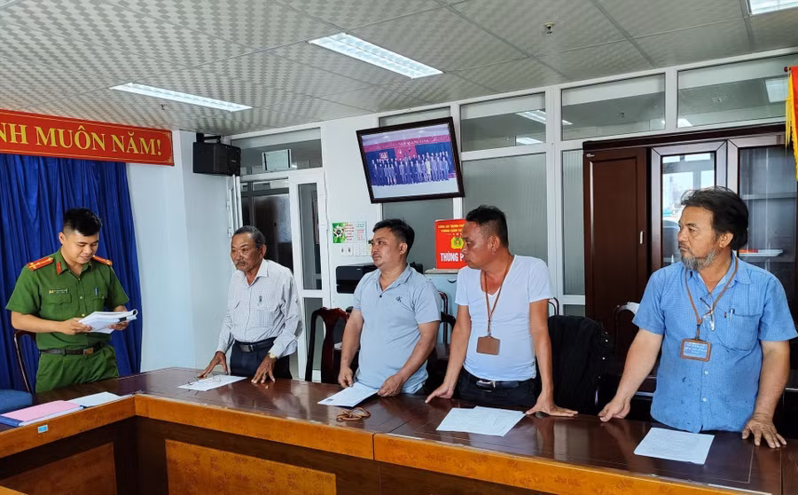 Công an tống đạt quyết định khởi tố các bị can. Ảnh: Công an Đà Nẵng. 