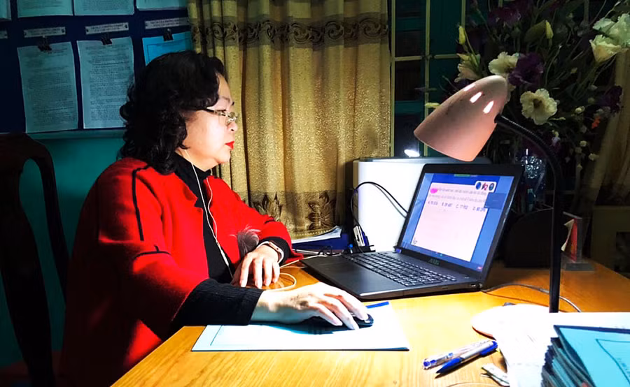 Giáo viên trường Tiểu học Núi Voi (phường Chùa Hang, TP Thái Nguyên) với một lớp học trực tuyến vào buổi tối
