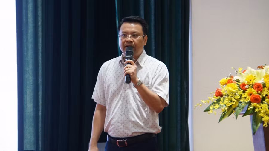 Ông Phạm Văn Trung, Giám đốc Trung tâm Truyền thông Sự kiện - Văn phòng Bộ GD&amp;ĐT trình bày tại hội nghị. (Ảnh: Cẩm Anh)