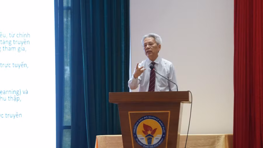 TS Nguyễn Sĩ Dũng, Nguyên Phó Chủ nhiệm Văn phòng Quốc hội trình bày Chuyên đề về truyền thông chính sách: kiến thức và kỹ năng. (Ảnh: Cẩm Anh)