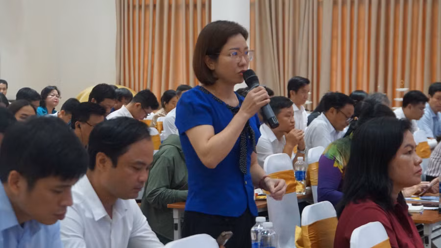 Đại diện Sở GD&amp;ĐT Điện Biên trình bày tham luận tại hội nghị. (Ảnh: Cẩm Anh)