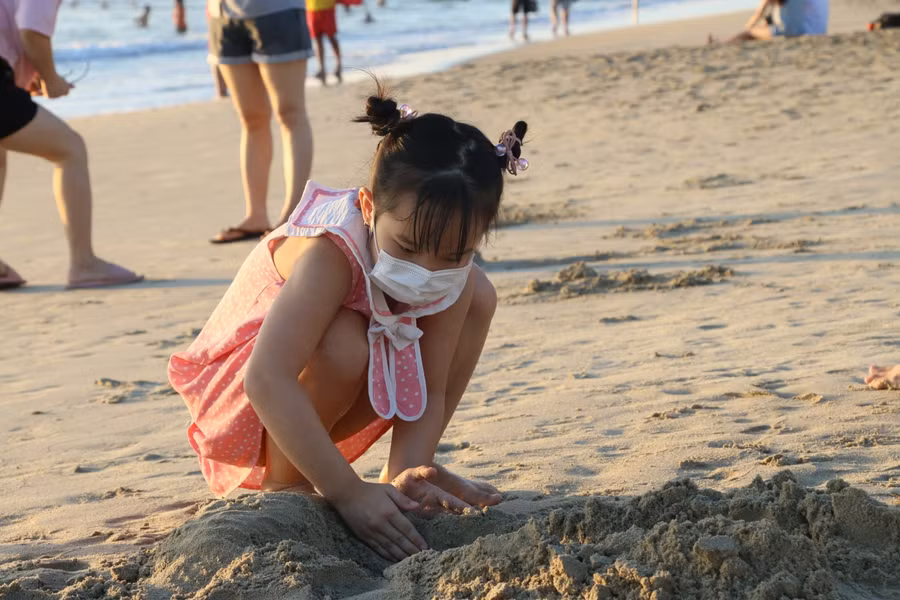 Các em nhỏ được nghịch cát.