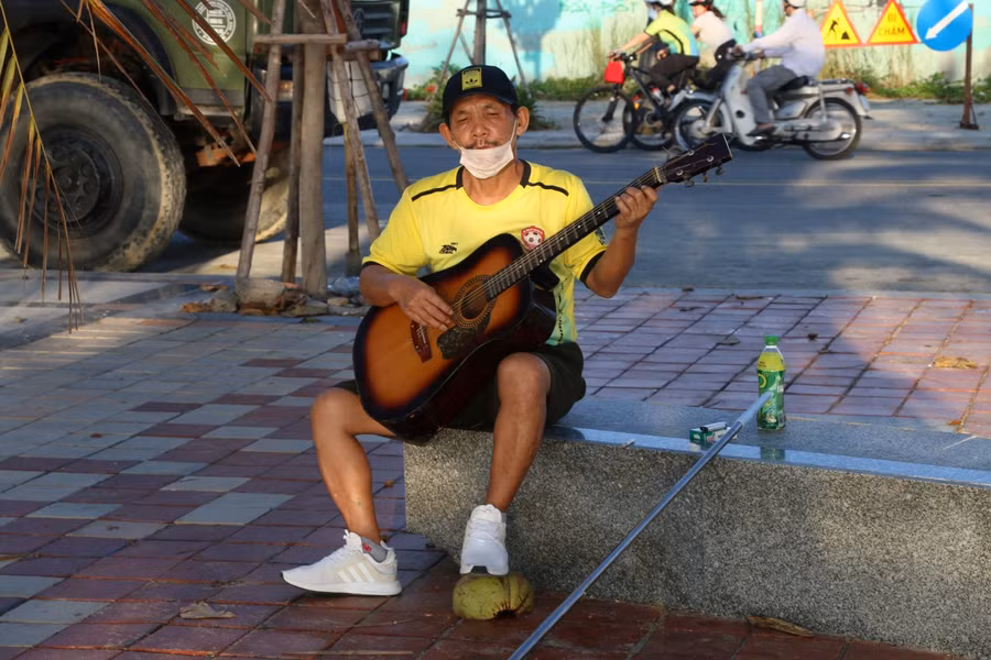 Có người còn đem đàn theo để ngồi hát.