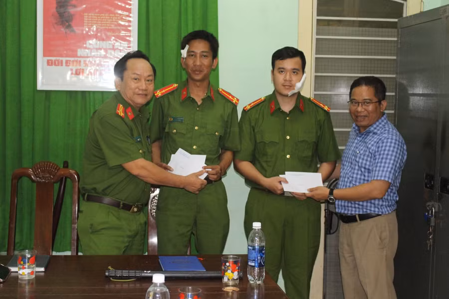 Ông Hoàng Sơn Trà (ngoài cùng bìa phải) - Chủ tịch UBND quận Sơn Trà và Thượng tá Phan Minh Mẫn - Trưởng Công an quận thăm động viên 2 cán bộ công an bị thương.