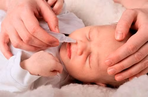 Nhỏ nước muối sinh lý cho trẻ
