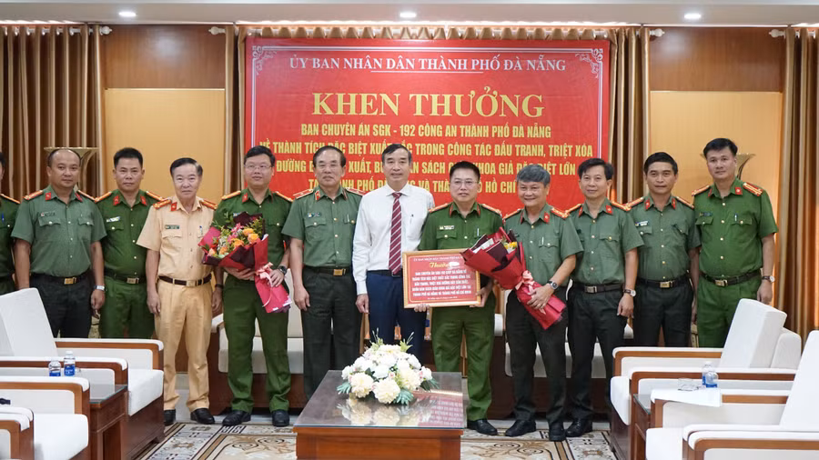 Ông Lê Trung Chinh (áo trắng) - Chủ tịch UBND TP Đà Nẵng trao thưởng cho ban chuyên án.