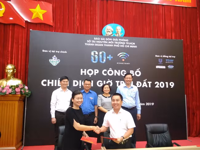 Bà Lý Việt Trung, Phó tổng biên tập báo Sài Gòn Giải Phóng ký kết hợp tác với đại diện các Doanh nghiệp để tài trợ cho các ý tưởng sản phẩm, dự án bảo vệ môi trường.