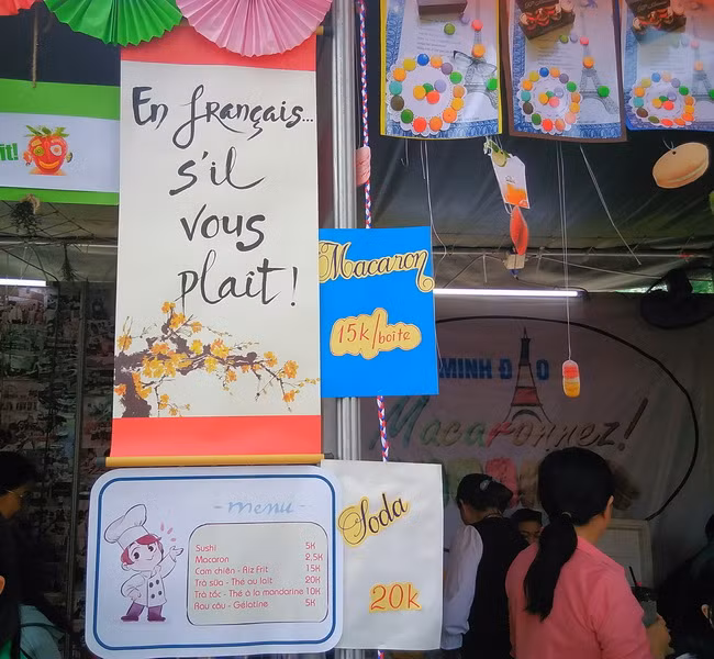 menu được ghi bằng tiếng Pháp với rất nhiều món hấp dẫn có giá rất "hạt dẻ". menu được ghi bằng tiếng Pháp với rất nhiều món hấp dẫn có giá rất "hạt dẻ".