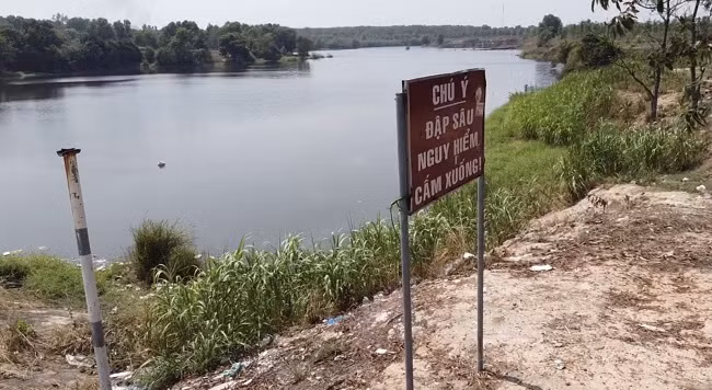 Khu vực hồ có lắp đặt biển báo nguy hiểm nhưng tai nạn thương tâm vẫn xảy ra (Ảnh: CTV)