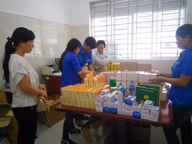 Khi khám và tư vấn xong các giáo viên sẽ được cấp thuốc miễn phí. Khi khám và tư vấn xong các giáo viên sẽ được cấp thuốc miễn phí.