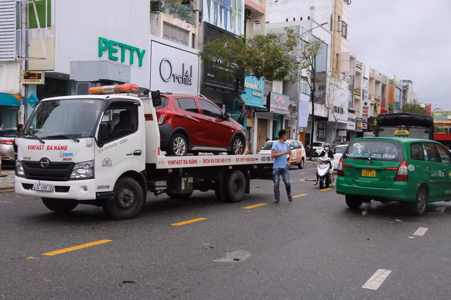 Xe cứu hộ đến chở ô tô chết máy về sửa.