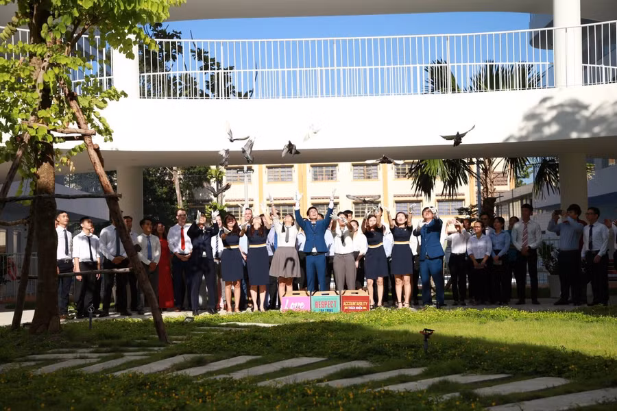 Quang cảnh nghi thức thả chim bồ câu- nhân ngày khai giảng năm học mới (Ảnh: NTCC)
