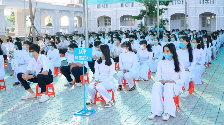 Học sinh trường THPT Chuyên Hoàng Lê Kha - Tây Ninh đeo khẩu trang để phòng chống dịch Covid-19