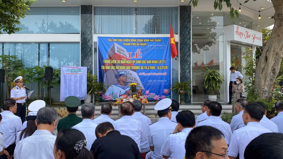 Năm nay buổi lễ được tổ chức đơn giản với sự góp mặt của các thân nhân, đồng đội các liệt sĩ.