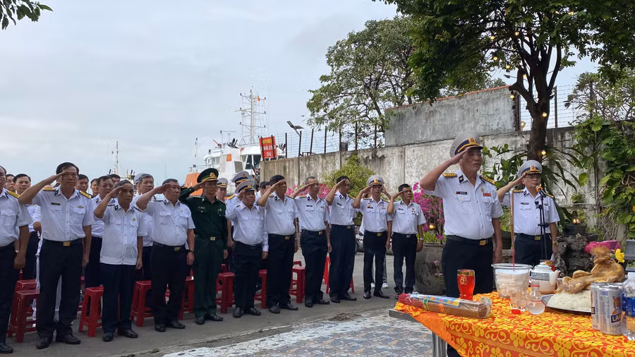 Thân nhân, đồng đội của 11 liệt sĩ ở Quảng Nam, Đà Nẵng cũng có mặt, làm lễ giỗ chung, dâng hương tưởng nhớ 64 chiến sĩ đã anh dũng hy sinh khi làm nhiệm vụ bảo vệ biển đảo quê hương.
