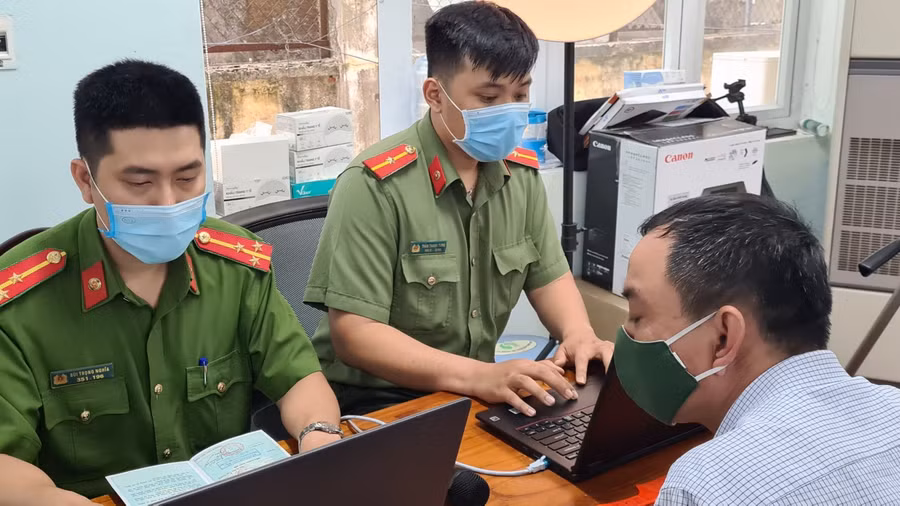 Lực lượng công an quận Thanh Khê (TP Đà Nẵng) đang thực hiện kiểm tra thông tin để cấp căn cước cho người dân.