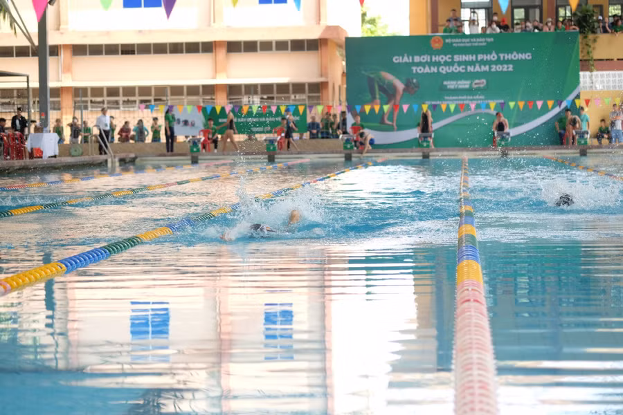 Các vận động viên tranh tài ở nội dung bơi tự do 50m.
