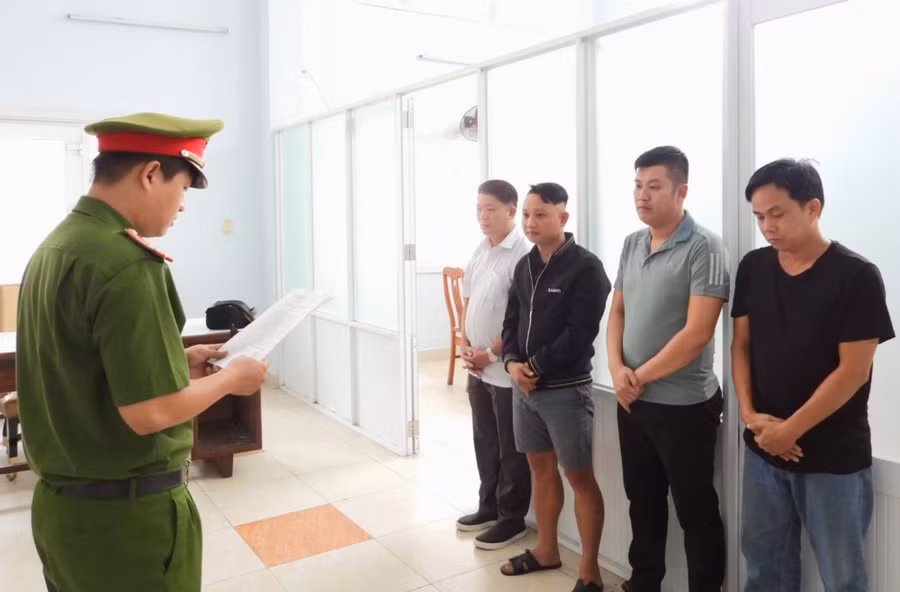 Công an thực hiện lệnh bắt khẩn cấp với Lê Chí Tuấn, Mai Phước Ngọc, Huỳnh Văn Trường và Lê Văn Nam. Ảnh: Công an Đà Nẵng 