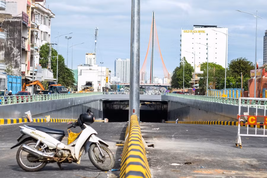 Theo Ban quản lý dự án đầu tư các công trình giao thông Đà Nẵng, tiến độ dự án “Cải tạo nút giao thông phía tây cầu Trần Thị Lý” đến nay đã cơ bản hoàn thành hạng mục hầm chui (60% sơn diện tích bề mặt hầm, thảm nhựa đạt 60%). Trong ảnh là đoạn phía trước đường vào hầm chui.
