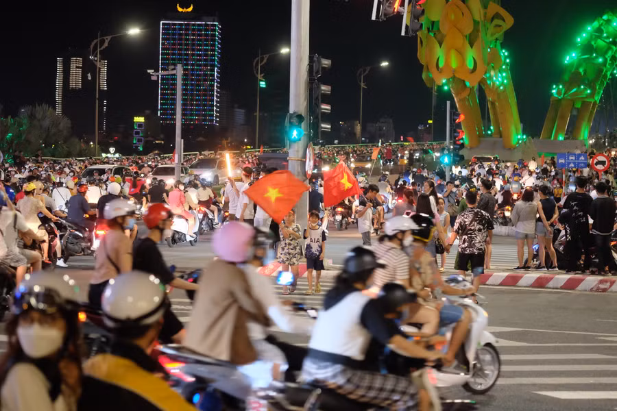Người dân đổ ra khu vực Cầu Rồng mừng chiến thắng.
