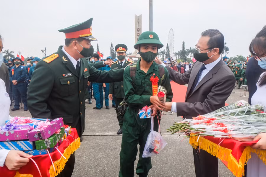 Ông Vũ Quang Hùng – Bí thư quận Hải Châu và Đại tá Nguyễn Quang Vinh - Phó Chỉ huy trưởng Ban Chỉ huy quân sự thành phố tặng hoa và quà cho các tân binh.