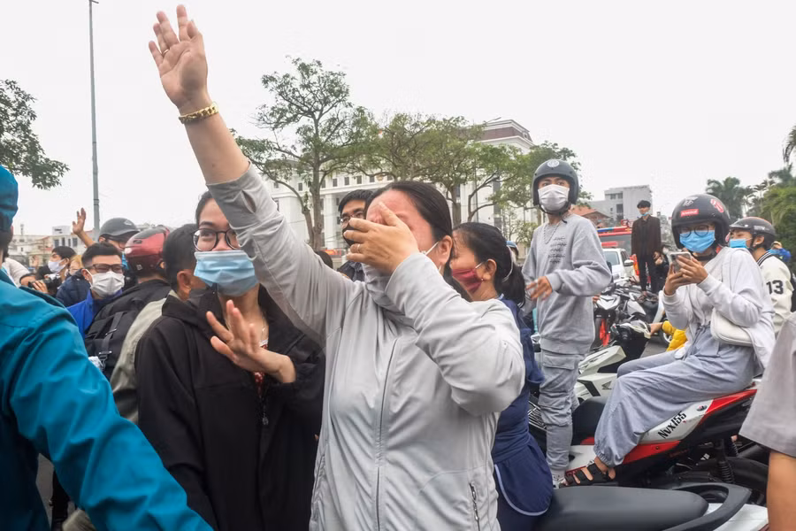 Người thân xúc động khi tiễn các thanh niên lên đường nhập ngũ.