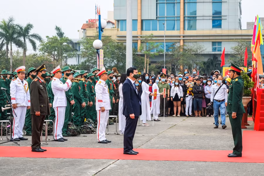 Đại diện quân đội báo cáo tại lễ giao nhân quân với ông Lê Trung Chinh – Chủ tịch UBND TP Đà Nẵng.