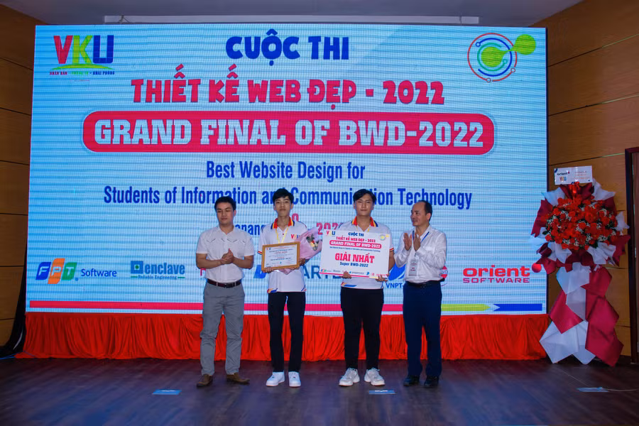 Ban tổ chức trao giải Nhất cho đội dự thi.