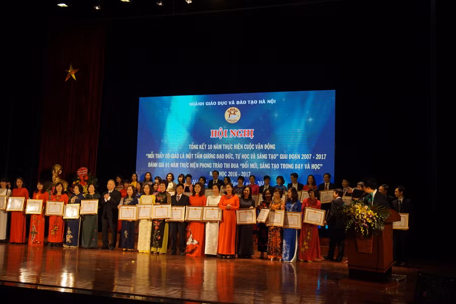 Trao bằng khen cho các nhà giáo tiêu biểu