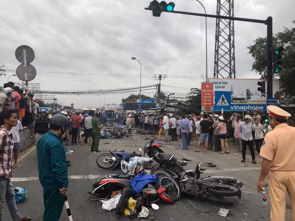 Lực lượng chức năng đến phong tỏa hiện trường và điều tiết giao thông.