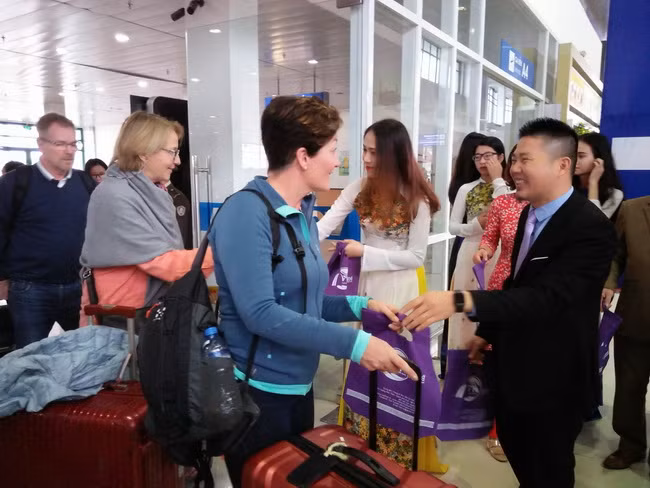 Lãnh đạo Sở Du lịch Thừa Thiên Huế trao quà lưu niệm cho những du khách.