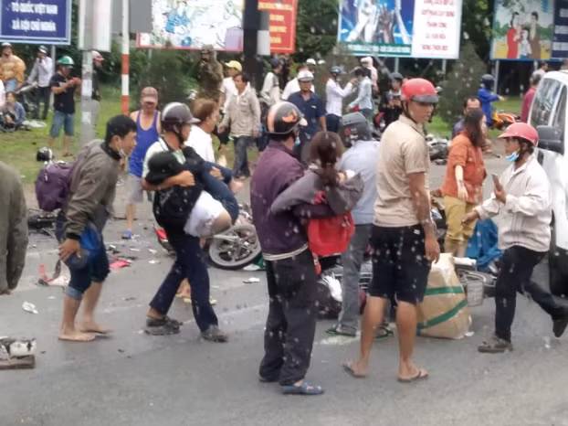 Nhiều người bị thương được đưa đi cấp cứu.