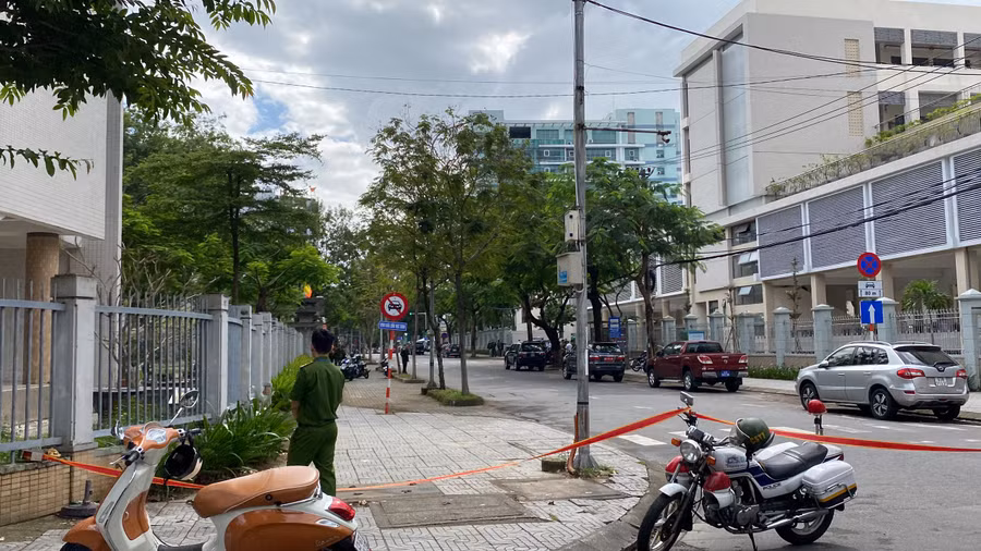 Công an phong tỏa hiện trường vào trưa 10/1. 