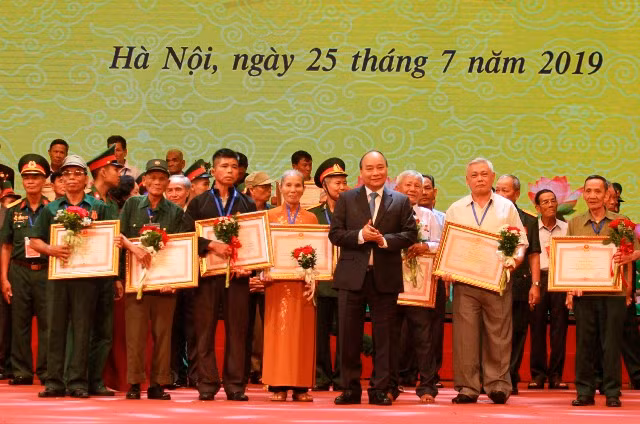 Thủ tướng Nguyễn Xuân Phúc trao bằng khen cho các thương binh nặng tại buổi gặp mặt