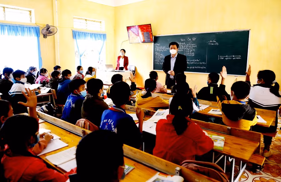 Thứ trưởng Nguyễn Hữu Độ thăm lớp, dự giờ, trò chuyện với cô và trò trường THCS Yên Nguyên (Chiêm Hóa, Tuyên Quang).