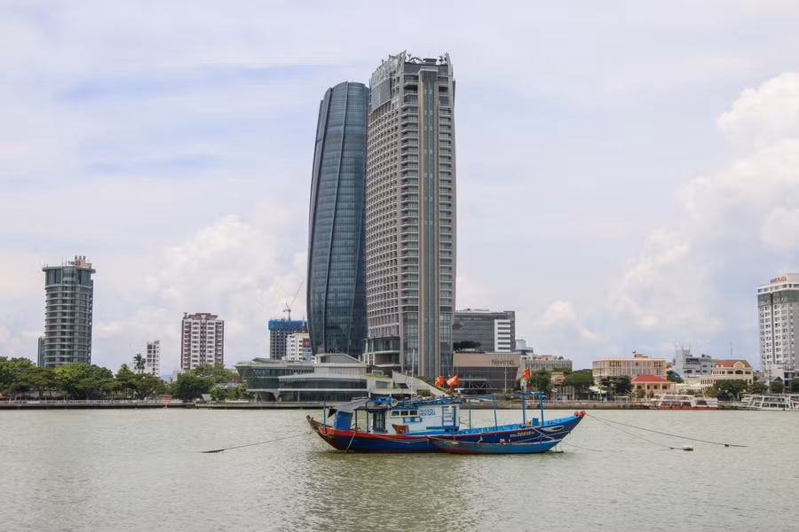 Tàu thuyền trên sông Hàn treo cờ Tổ quốc trong Ngày lễ Quốc khánh.