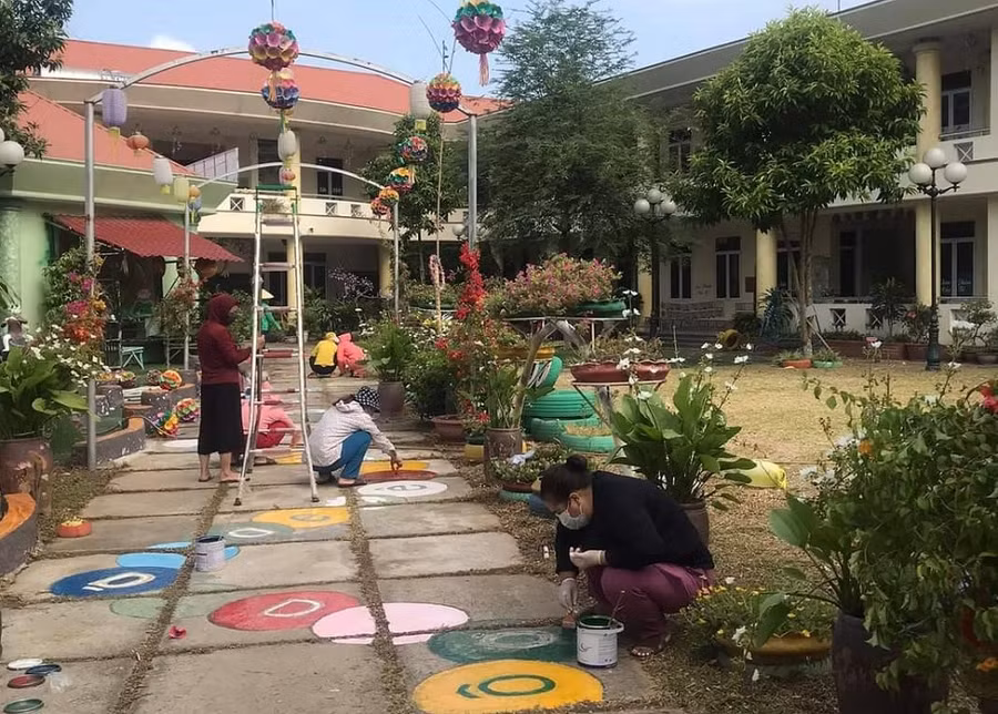 Các cô giáo Trường MN Nông Tiến (TP Tuyên Quang) vẽ trang trí sân, tôn tạo lại khu vực vui chơi cho trẻ