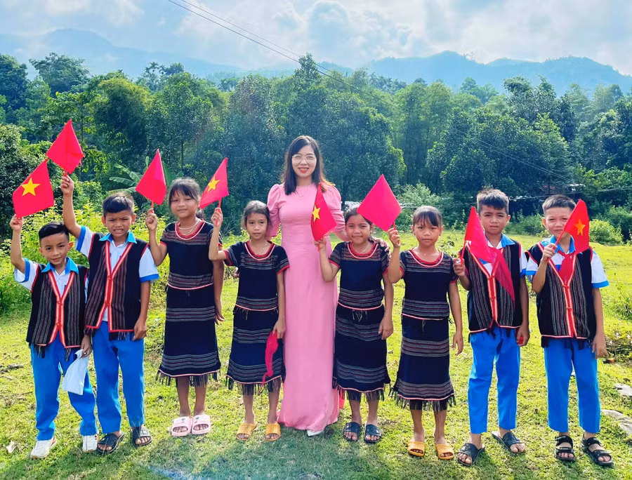Học sinh vùng núi trong ngày đi học. Học sinh vùng núi trong ngày đi học.